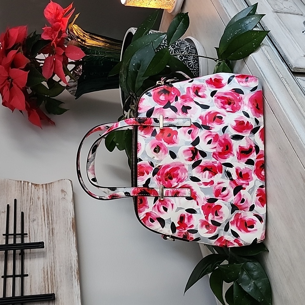 Kate Spade purse, excellent condition, minor stains inside.